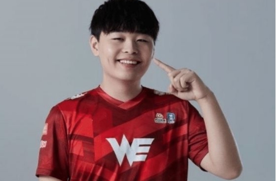 帝王单职业迷失传奇：LPL官方宣传片合照没有WE，水友：WE好像就不属于LPL的一样